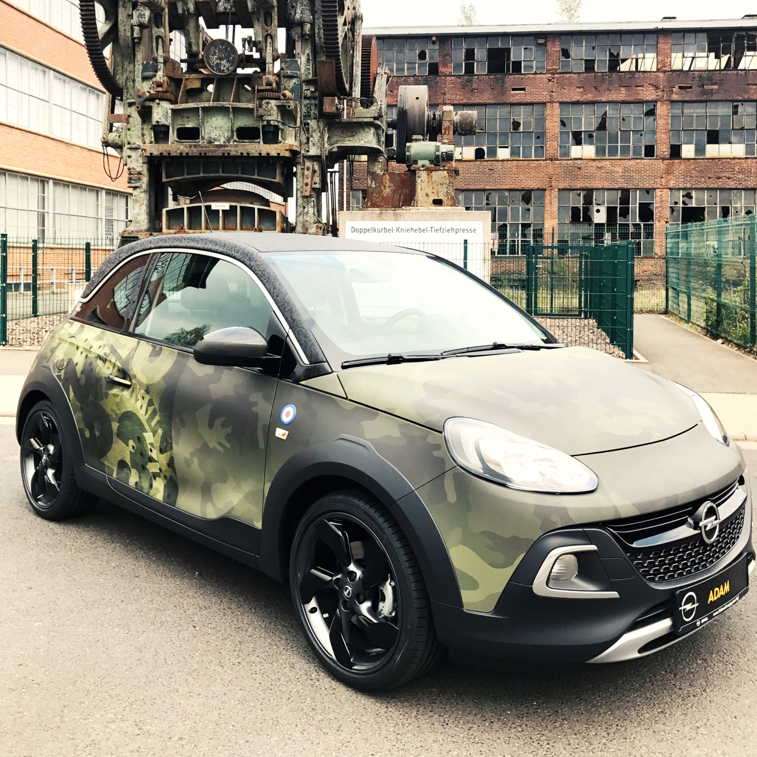 Opel Adam Autofolierung Design Folie Olive Force Frontansicht